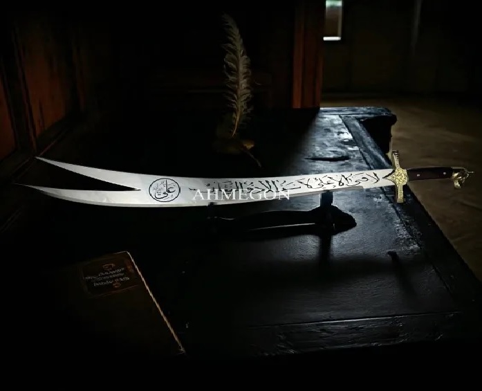 Sanat ve Çeliğin Buluşması: El İşçiliği Ahmegon Kılıç Koleksiyonları