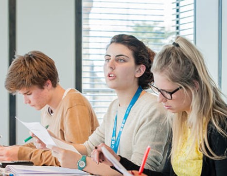 Sınırların Ötesinde Bir Eğitim Deneyimi: Yurtdışında Üniversite Okumak